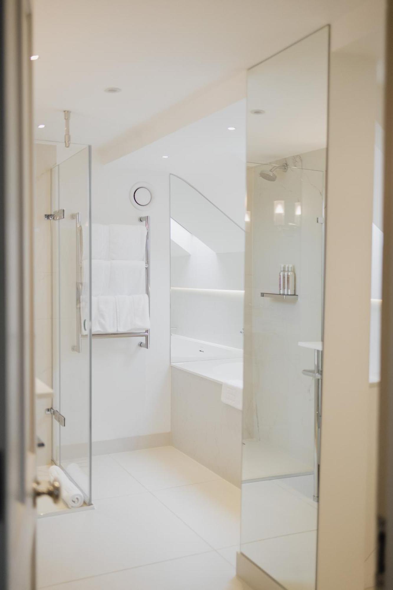 Old Bank Hotel Оксфорд Екстериор снимка A shower enclosure