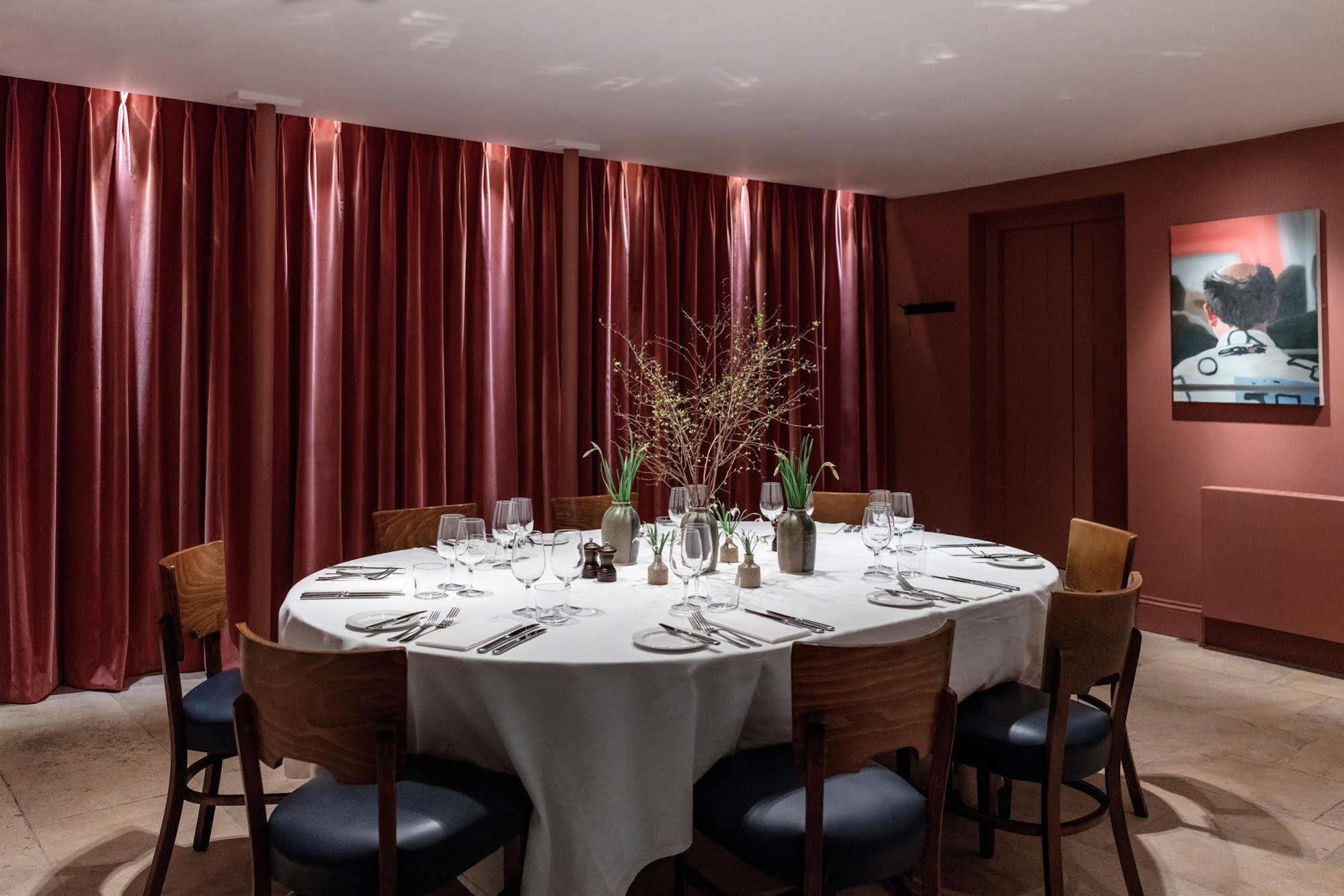 Old Bank Hotel Оксфорд Екстериор снимка The dining room at the 2012 Olympic Village